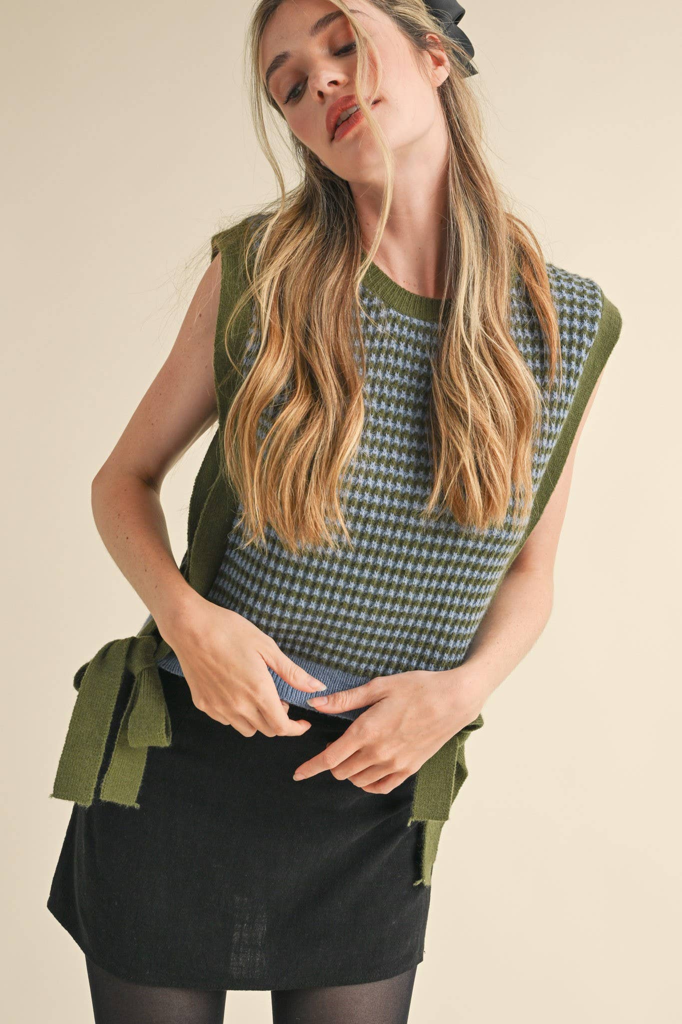 STRIPED SIDE TIE SWEATER VEST